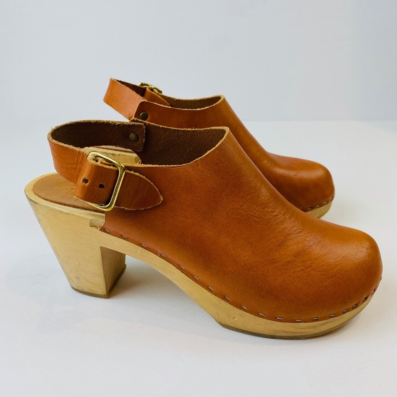 closed toe clogs with heel